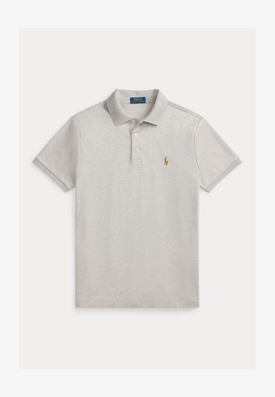 Polo Ralph Lauren gris clair à manches courtes avec col, deux boutons et petit logo brodé sur la poitrine gauche.