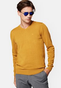 - Sweter