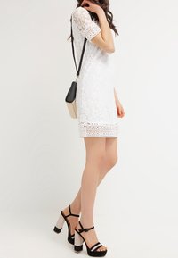Vero Moda Vestido informal - white