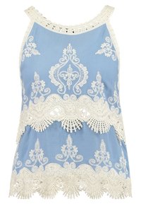 Ljusblå linne med intrikata vita spetskanter och broderade blommönster. Har en vågig nederkant och en enkel halslinje.