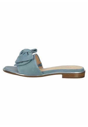Sandale en daim bleu clair à enfiler avec un talon plat en bois et un grand nœud décoratif sur la large bride avant.