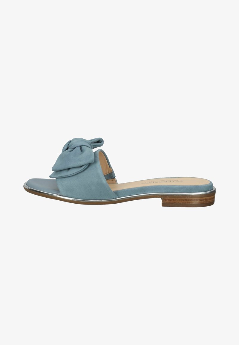 Sandale en daim bleu clair à enfiler avec un talon plat en bois et un grand nœud décoratif sur la large bride avant.