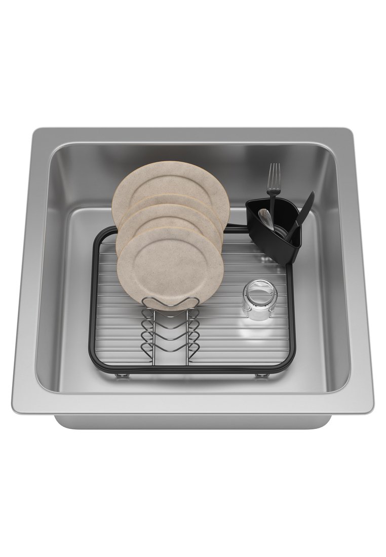 Lavello in acciaio inox con un asciugatoio nero, che tiene quattro piatti beige, un bicchiere e un portazzurr collegato a forchetta e coltello. Design e disposizione moderna.