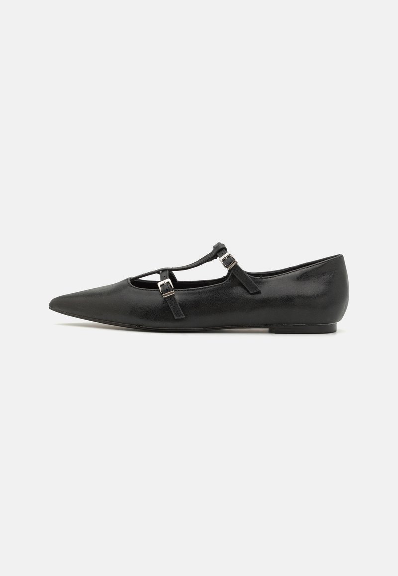 Bailarinas negras puntiagudas con diseño de tira en T. Material de cuero suave, dos hebillas ajustables y suela plana. Perfil simple y elegante.