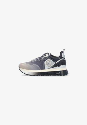 Graue und schwarze Sneakers mit silbernen Akzenten, strukturierten Details, dicker Sohle und Ziehhilfe an der Ferse, mit der Marke "LIU JO" auf der Zwischensohle.