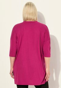 Fuchsia oversized tuniek met driekwartmouwen en een ronde halslijn; gladde stof met een relaxte pasvorm, tot halverwege de dij.