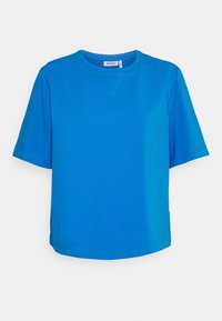 Camiseta de algodón de manga corta en color azul brillante. Presenta un escote redondo y un corte relajado con una textura suave. Diseño minimalista.