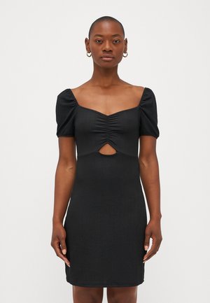 Robe noire ajustée avec des manches courtes bouffantes, décolleté carré, détails froncés et une ouverture à la taille. Fabriquée en tissu texturé.