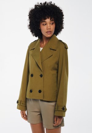 Giacca doppiopetto verde oliva con bottoni neri, ampie lapels e spalline, caratterizzata da una silhouette corta e una texture di tessuto liscia.