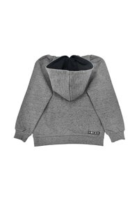 Grauer Kapuzenpullover mit schwarzem Innenfutter, strukturiertem Stoff, Rippstrickbündchen und Saum sowie einem markanten Logo-Patch an der unteren Vorderseite.