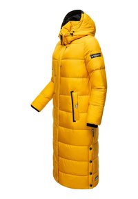 Abrigo acolchado amarillo con capucha, que presenta un diseño acolchado, bolsillos con cremallera y una silueta larga. Forro interior negro y puños.