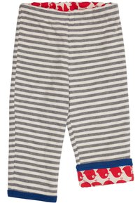 Gestreifte Schlafanzughose in Grau und Weiß, mit einem roten Fischmuster am Saum und einem einfarbigen blauen Bund. Baumwollmaterial mit weicher Textur.