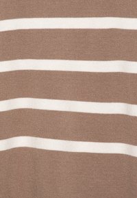 Tissu tricoté marron avec des rayures blanches horizontales, offrant une texture douce et une épaisseur moyenne, idéal pour une tenue décontractée.