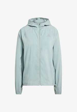 Chaqueta con capucha de color azul claro, con cremallera frontal, mangas raglán y puños elásticos. Cuenta con un pequeño logo en la parte superior derecha.