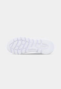 Talpa de sneaker din cauciuc alb, cu modele texturate și striații pentru aderență, având logo-ul "Reebok" embosat în mijloc.