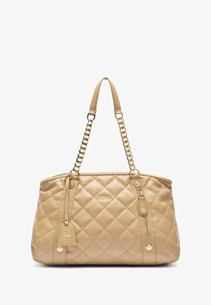 Sac à main beige matelassé avec des chaînes en ton or, détail de logo et poche latérale zippée. Matériau synthétique lisse et lignes épurées.