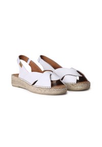 Sandalias de cuero blanco con diseño recortado, suela de yute de espadrille y talón ajustable. Textura suave con un interior marrón.