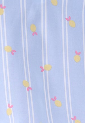 Tela azul claro con rayas verticales blancas y patrón disperso de limones amarillos con hojas rosas.