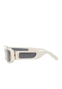 Occhiali da sole rettangolari bianchi con lenti grigie, caratterizzati da dettagli ritagliati sugli steli e accenti dorati sulla montatura.