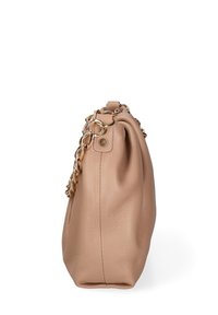 Borsa a tracolla in pelle beige vista di lato con catena dorata e dettagli in rivetti metallici su sfondo bianco semplice.