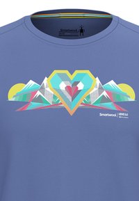 Camiseta de algodón azul con un diseño geométrico de montañas y un corazón en colores vibrantes. Incluye una marca y un cuello de tripulación.