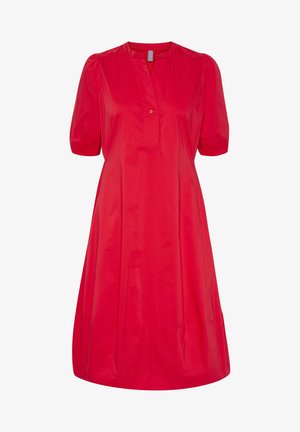 Rode jurk met een mandarinnekraag, korte puffmouwen en een enkele gouden knoopdetail. Gemaakt van soepele, lichte stof met een losse pasvorm.