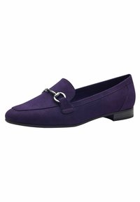Lila Wildleder-Loafer mit quadratischer Zehenform, Metallakzentdetail an der Vorderseite und einem niedrigen, schwarzen Gummihacken für Flexibilität und Komfort.