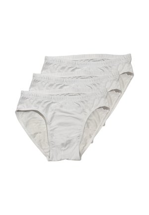 Tre slip da uomo in cotone bianco impilati, con elastici in vita e cuciture visibili, isolati su sfondo bianco.