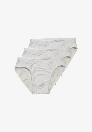 Tre slip da uomo in cotone bianco impilati, con elastici in vita e cuciture visibili, isolati su sfondo bianco.
