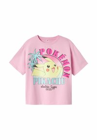 T-shirt rose à manches courtes avec un graphique de Pikachu, des palmiers, une typographie audacieuse et le texte "type électrique 0025". Fabriqué en coton.