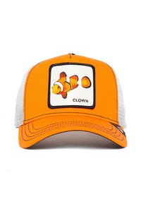 Gorra naranja con un respaldo de malla, con un diseño bordado de pez payaso en un parche cuadrado blanco con la palabra "CLOWN" debajo.