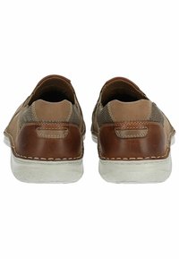 Scarpe slip-on in pelle marrone e rete con suola in gomma bianca, caratterizzate da dettagli cuciti e un tallone posteriore testurizzato.
