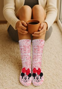Calze lavorate a maglia in rosso e bianco, con un motivo texturizzato e Minnie Mouse ricamata con un fiocco rosso sulle punte.