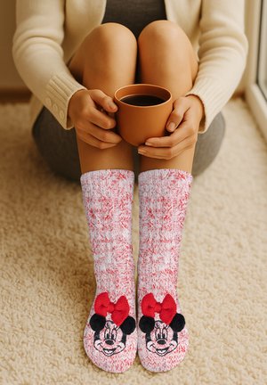 Stricksocken in Rot und Weiß, mit einem strukturierten Muster und gestickter Minnie Maus mit einer roten Schleife auf den Zehen.