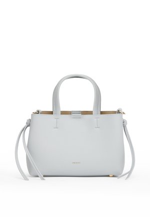 Borsa a mano in pelle grigio chiaro con doppi manici, lacci laterali, parti metalliche dorate e un piccolo logo frontale, mostrata su sfondo bianco.