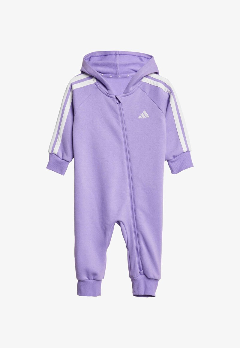 Lila kapucnis overál, puha pamut keverékből, elöl cipzárral, fehér oldalsávokkal és logóval a bal felső mellen.