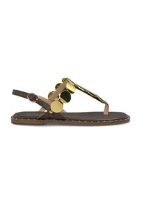 Sandali piatti marroni con design a T, caratterizzati da accenti circolari in metallo oro e verde, completati da una cucitura decorativa sulla suola.