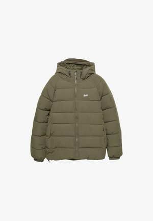 Olijfgroen pufferjack met capuchon, horizontaal doorgestikt ontwerp, voorkant met rits en logo-detail op de borst. Voorzien van elastische manchetten.