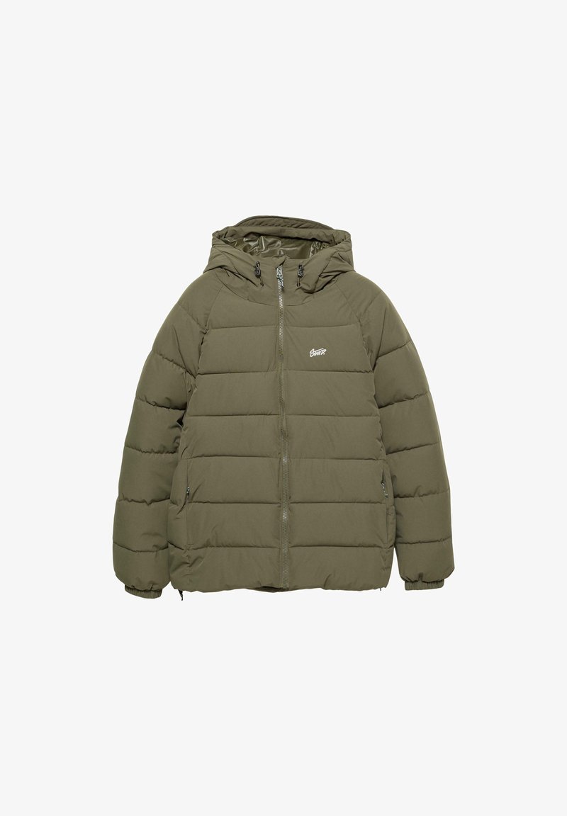 Maslinasto zeleni puffa jakna s kapuljačom, horizontalno quilted dizajn, prednji zatvarač i logo detalj na prsima. Sadrži elastične manžete.