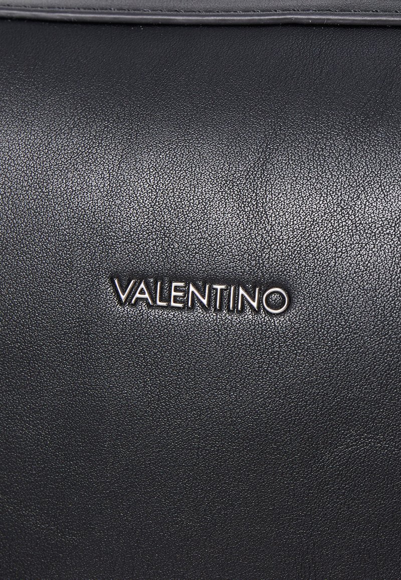 Schwarze Lederhandtasche mit strukturiertem Oberflächen. Verfügt über das eingravierte "VALENTINO"-Logo in Silber. Rechteckiges Design mit minimalistischen Details.