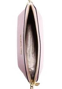 Růžový kožený zipový pouzdro se zlatými prvky a vzorovanou vnitřní podšívkou. Obsahuje odolný zip, který vyniká elegantním designem a praktickou strukturou.
