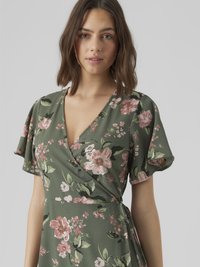 Robe portefeuille florale en vert olive, avec des manches courtes bouffantes, un décolleté en V profond et des motifs floraux roses et blancs. Texture de tissu lisse.