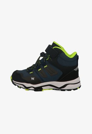 Scarpa da trekking in blu navy e nero con dettagli verde lime. Presenta una fascia in velcro, una parte superiore testurizzata e una suola intermedia bianca con suola antiscivolo.