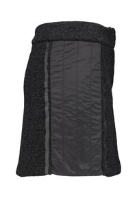 Falda negra con un exterior texturizado similar a la lana y un panel lateral gris acolchado y suave. Presenta un ribete gris contrastante a lo largo de los bordes.