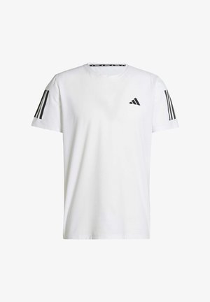 Witte T-shirt met korte mouwen, gemaakt van ademend materiaal, met een zwart driehoekig logo en drie zwarte strepen op elke schouder.