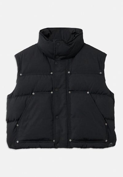 Gilet rembourré sans manches noir avec col haut, fermeture à boutons-pression et deux poches avant. Texture lisse et design matelassé.