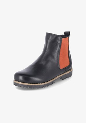 Schwarzer Lederknöchelstiefel mit profilierter Sohle und orangefarbenem elastischem Seitenpaneel, mit Zuglasche hinten.