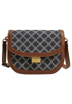 Bolso bandolera de tela azul con patrón, ribete de cuero marrón, correa ajustable y cierre rectangular dorado en la solapa frontal.