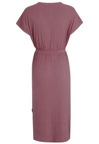 Robe mauve à manches courtes, tissu texturé, taille élastique, longueur mi-mollet. Motif côtelé vertical sur toute la surface.