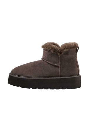 Bruna mockakängor med faux pälskrage, rund tå och tjock svart sula. Har en dragflik baktill för enkel påtagning.
